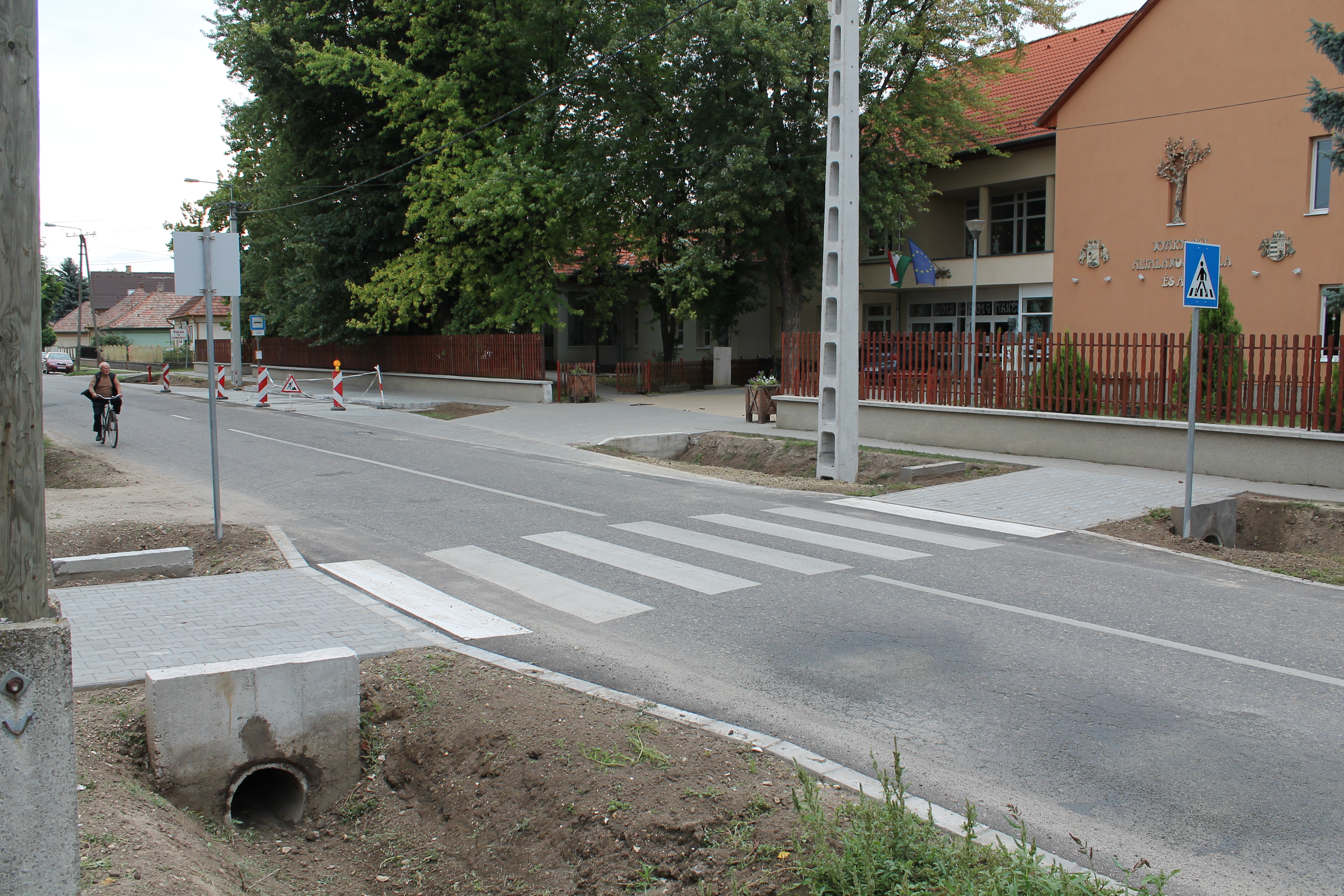 Az iskola előtt megvalósult beruházás átadása