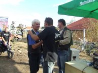 az első díj átadása