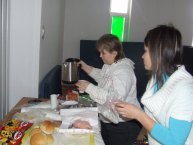 büféseink...a féradt harcosoknak energia után pótlást készítenek.