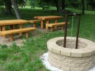 az új padok, s a tűzrakóhely